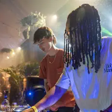 Last Nightを聴いたり、ミュージックビデオを鑑賞したり、経歴やツアー日程などを確認したりしましょう！