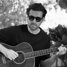 Escucha a JohnnyB, mira vídeos musicales, lee la biografía, consulta fechas de giras y mucho más.