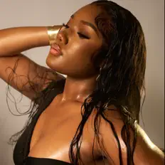 Nia Simone सुनें, म्यूज़िक वीडियो देखें, बायो पढ़ें, दौरे की तारीखें और बहुत कुछ देखें!