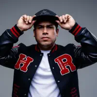 Dengarkan undefined, tonton video musik, baca bio, lihat tanggal tur & lainnya!