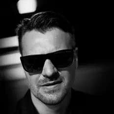 Posłuchaj wykonawcy Janbaz, obejrzyj teledyski, przeczytaj biografię, zobacz daty tras koncertowych i nie tylko!