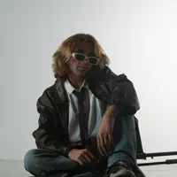 Hör dir undefined an, schau dir Musikvideos an, lies die Biografie, finde Tourdaten und mehr!