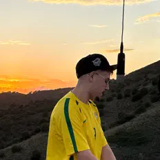 聆聽 Metrick、觀看音樂影片、閱讀小傳、查看巡演日期等！