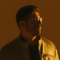 聆聽 undefined、觀看音樂影片、閱讀小傳、查看巡演日期等！
