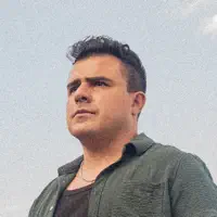 Ascolta undefined, guarda video musicali, leggi la biografia, vedi le date del tour & altro!