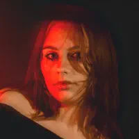 聆聽 undefined、觀看音樂影片、閱讀小傳、查看巡演日期等！