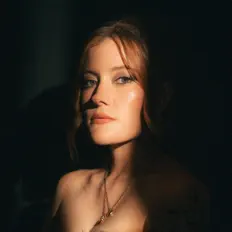 Ascolta Madeline Juno, guarda video musicali, leggi la biografia, vedi le date del tour & altro!