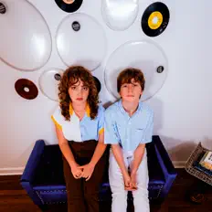 Isabella&Sebastianを聴いたり、ミュージックビデオを鑑賞したり、経歴やツアー日程などを確認したりしましょう！