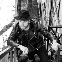 Écoutez undefined, regardez des vidéoclips, lisez la biographie, consultez les dates de tournée et plus encore !