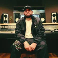 TOM PAULを聴いたり、ミュージックビデオを鑑賞したり、経歴やツアー日程などを確認したりしましょう！