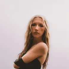 Ascolta Sarah Mootz, guarda video musicali, leggi la biografia, vedi le date del tour & altro!