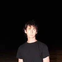 聆聽 undefined、觀看音樂影片、閱讀小傳、查看巡演日期等！