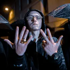 Ascolta EZ, guarda video musicali, leggi la biografia, vedi le date del tour & altro!