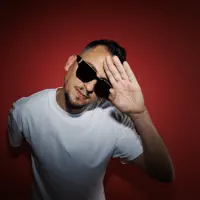 undefinedを聴いたり、ミュージックビデオを鑑賞したり、経歴やツアー日程などを確認したりしましょう！