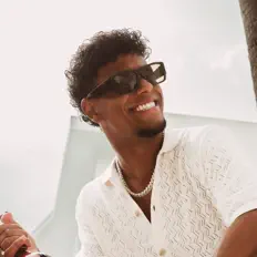 收听 ELIKIA、观看音乐视频、阅读小传、查看巡演日期等 ！