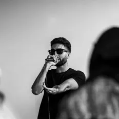 Ouça Apollo Mantikos, assista a videoclipes, leia a biografia, veja as datas das turnês e mais!