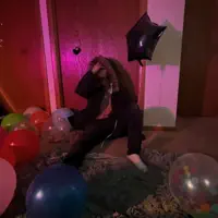 聆聽 undefined、觀看音樂影片、閱讀小傳、查看巡演日期等！