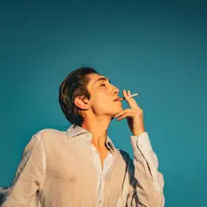 聆聽 lo lo、觀看音樂影片、閱讀小傳、查看巡演日期等！