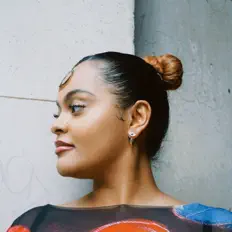 Hör dir Hazel Sapphire an, schau dir Musikvideos an, lies die Biografie, finde Tourdaten und mehr!