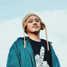 Dengarkan Higasmile, tonton video musik, baca bio, lihat tanggal tur & lainnya!