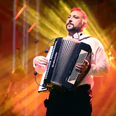 Ouça Evrim Kaşıkçı, assista a videoclipes, leia a biografia, veja as datas das turnês e mais!