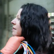 Escucha a Rena Jones, mira videos musicales, lee su biografía, consulta las fechas de las gira y más.