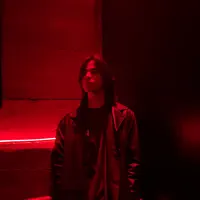 聆聽 undefined、觀看音樂影片、閱讀小傳、查看巡演日期等！