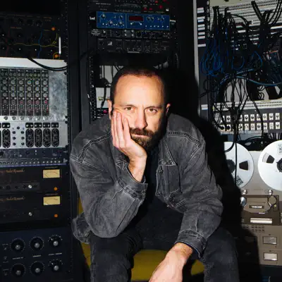 Escucha a Ian Fisher, mira videos musicales, lee su biografía, consulta las fechas de las gira y más.