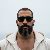 undefined dinle, müzik videolarını izle, biyografisini oku, tur tarihlerini ve daha fazlasını gör!