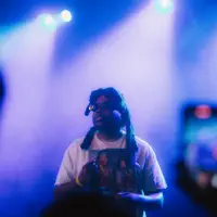 Ascolta undefined, guarda video musicali, leggi la biografia, vedi le date del tour & altro!