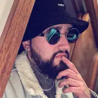 Hör dir undefined an, schau dir Musikvideos an, lies die Biografie, finde Tourdaten und mehr!