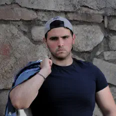 聆聽 Traktor T、觀看音樂影片、閱讀小傳、查看巡演日期等！