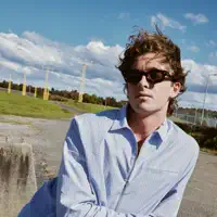 Hör dir undefined an, schau dir Musikvideos an, lies die Biografie, finde Tourdaten und mehr!
