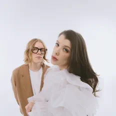 Привет을(를) 듣고, 뮤직 비디오를 보고, 약력을 읽고, 투어 일정 등을 확인하세요!