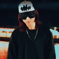 undefined을(를) 듣고, 뮤직 비디오를 보고, 약력을 읽고, 투어 일정 등을 확인하세요!