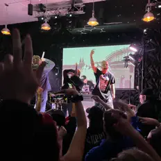聆聽 Chris Camp、觀看音樂影片、閱讀小傳、查看巡演日期等！