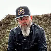 Escucha a undefined, mira videos musicales, lee su biografía, consulta las fechas de las gira y más.