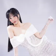 Diêu Ngọc Bích Trâm सुनें, म्यूज़िक वीडियो देखें, बायो पढ़ें, दौरे की तारीखें और बहुत कुछ देखें!