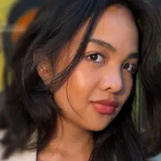Sophia Bを聴いたり、ミュージックビデオを鑑賞したり、経歴やツアー日程などを確認したりしましょう！
