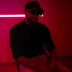 Danlouisを聴いたり、ミュージックビデオを鑑賞したり、経歴やツアー日程などを確認したりしましょう！