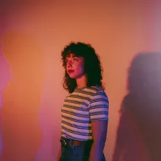 Escucha a Aldana Canale, mira videos musicales, lee su biografía, consulta las fechas de las gira y más.