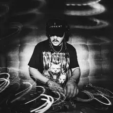 Hör dir DAXTON an, schau dir Musikvideos an, lies die Biografie, finde Tourdaten und mehr!