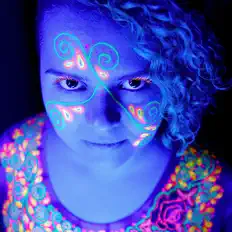 Poslechněte si interpreta æriké, sledujte hudební videa, přečtěte si životopis, podívejte se na data turné a další informace.