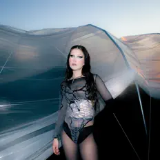 La Monarqueを聴いたり、ミュージックビデオを鑑賞したり、経歴やツアー日程などを確認したりしましょう！