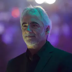 Poslechněte si interpreta Tim Larkin, sledujte hudební videa, přečtěte si životopis, podívejte se na data turné a další informace.