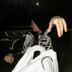 CRVIGを聴いたり、ミュージックビデオを鑑賞したり、経歴やツアー日程などを確認したりしましょう！