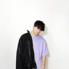 聆聽 Aizu、觀看音樂影片、閱讀小傳、查看巡演日期等！