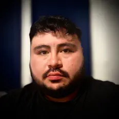 Sebastian Bravo Tapia dinle, müzik videolarını izle, biyografisini oku, tur tarihlerini ve daha fazlasını gör!