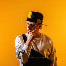Dengarkan NICHOLAS X, tonton video musik, baca bio, lihat tanggal tur & lainnya!