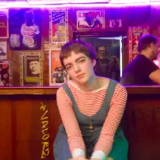 Ella Molsee dinle, müzik videolarını izle, biyografisini oku, tur tarihlerini ve daha fazlasını gör!